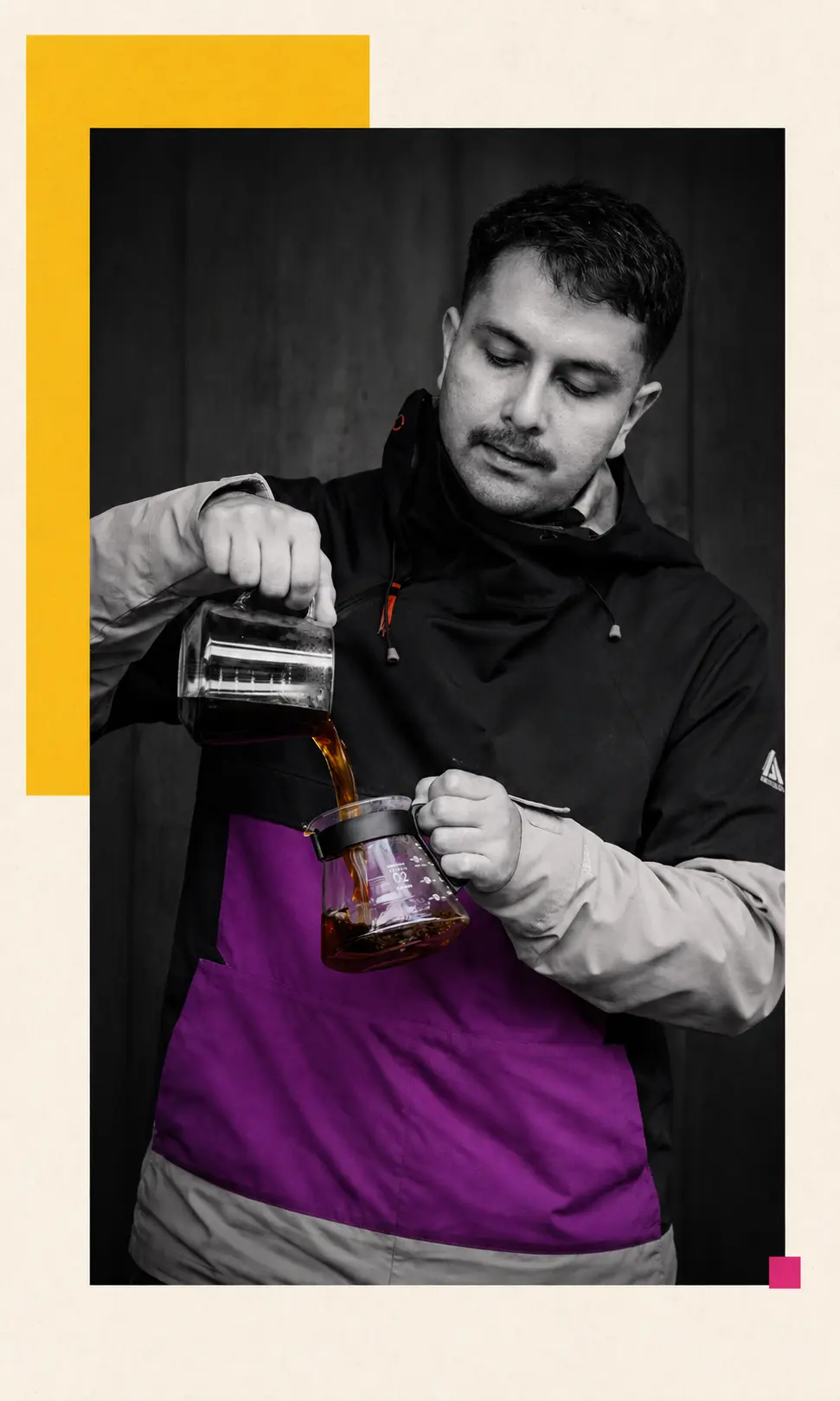César Maripangui preparando café filtrado